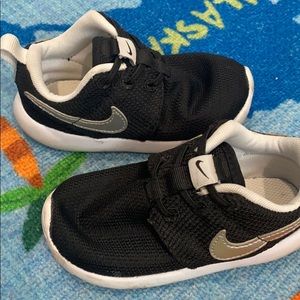 Good condition unisex baby Nike Roshe